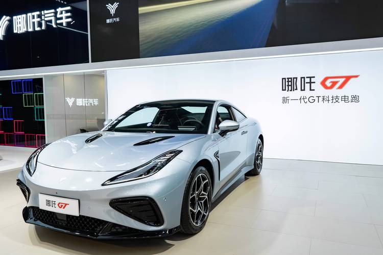 深圳237哪吒汽车在智能汽车领域的表现，领途汽车在新能源汽车市场中的影响力